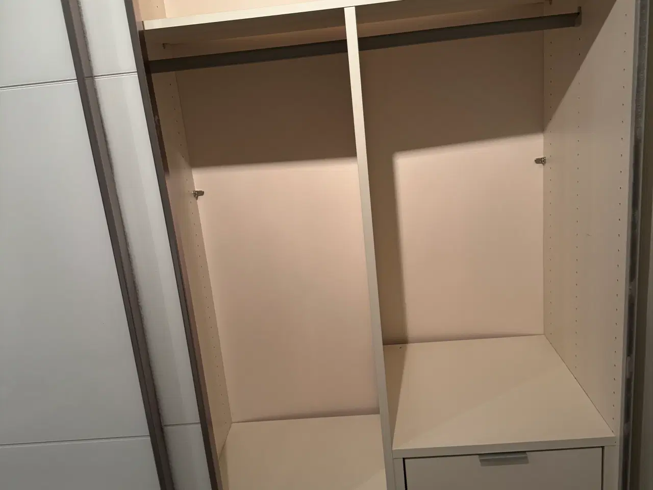 Billede 3 - GRATIS stort og flot klædeskab