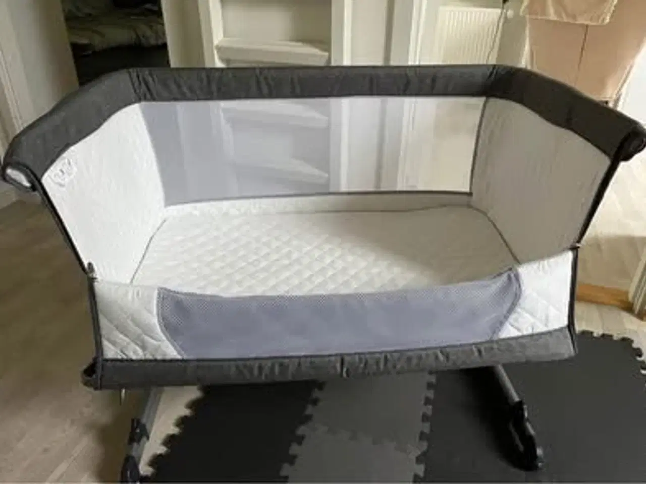 Billede 1 - vidaXL babyseng med madras linnedstof lysegrå