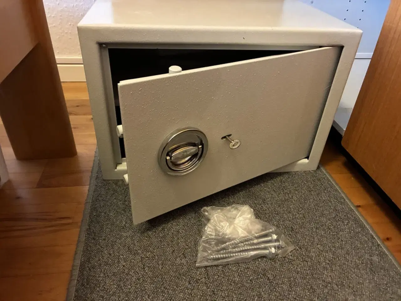 Billede 4 - SOLGT: Pengeskab med flytbar hylde og 2 nøgler