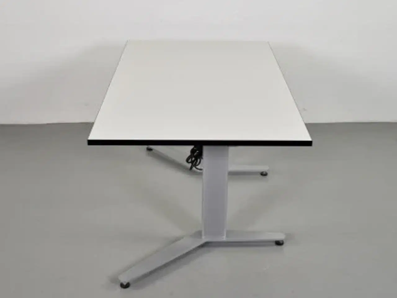 Billede 7 - Hæve-/sænkebord med ny hvid plade på alugrå stel