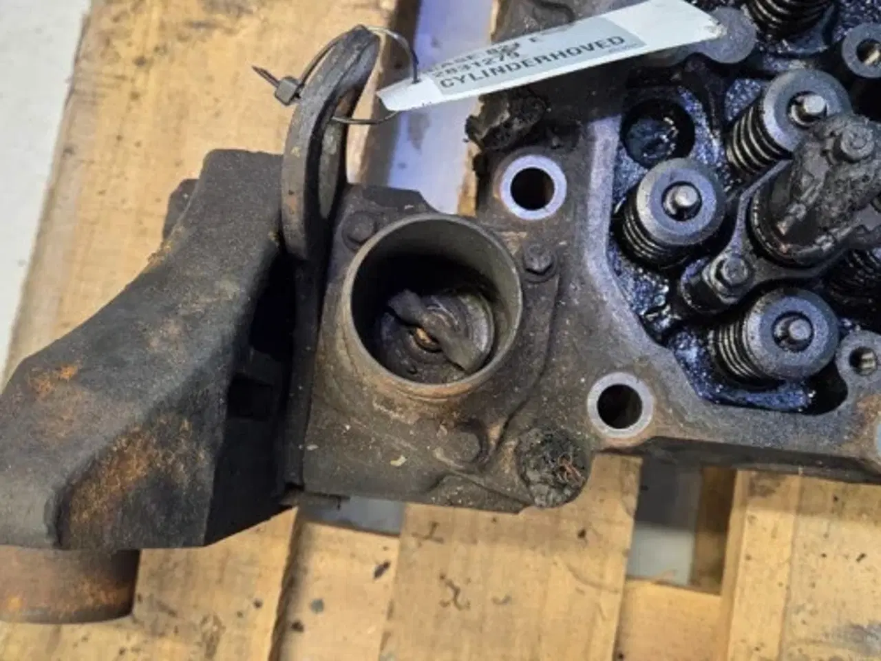 Billede 14 - Case 821E Cylinderhoved 2831279