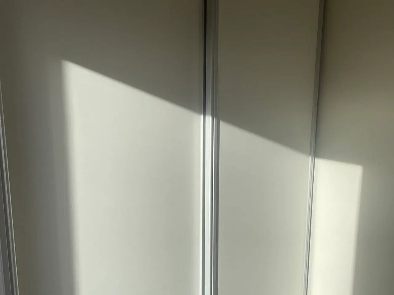 Billede 2 - Skydedørsvæg i tre sektioner i mat glat hvid.