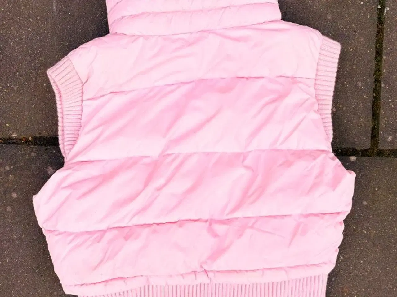 Billede 4 - Lyserød vest med ribkanter
