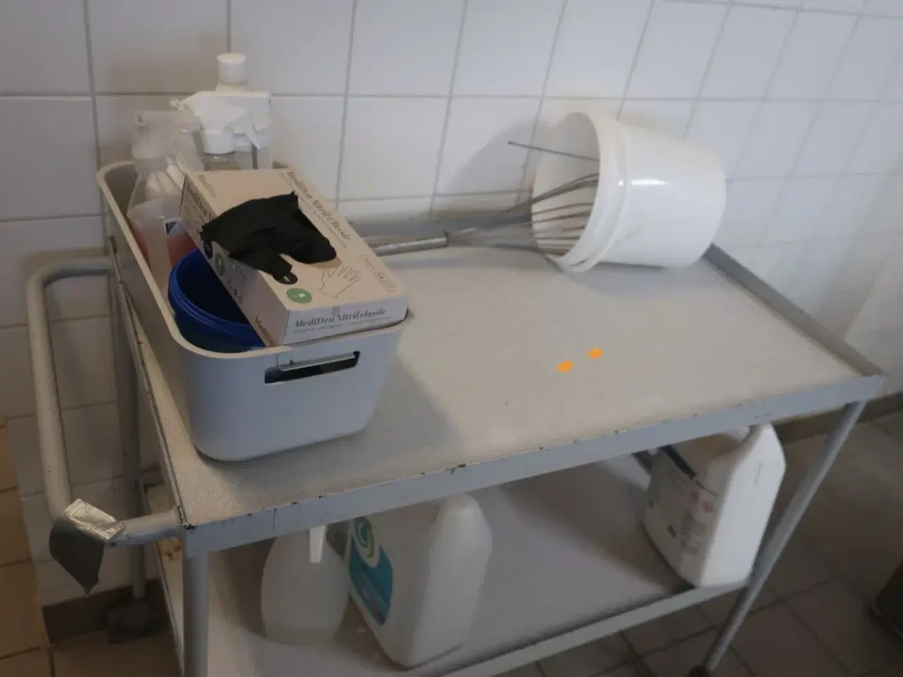 Billede 2 - Rullebord med indhold