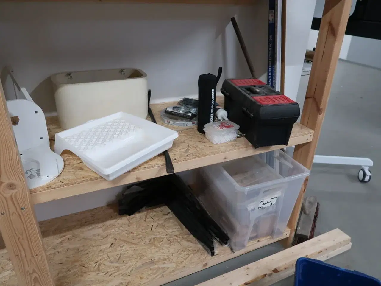 Billede 5 - Reol med div. Værktøj og varelager
