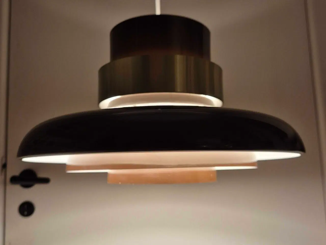 Billede 1 - Chokoladebrun retrolampe med guldfarvet ring
