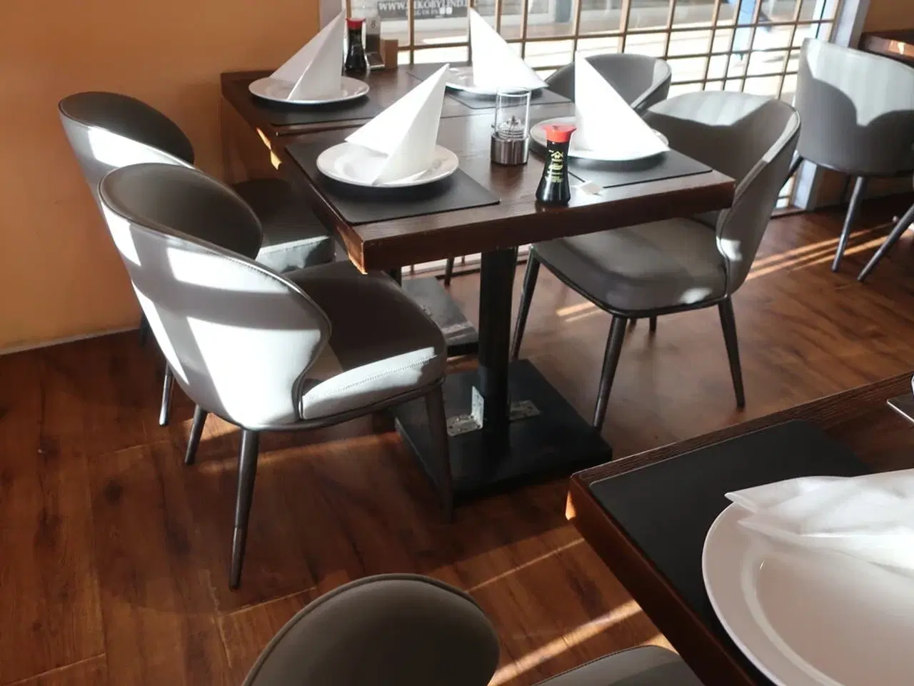 Billede 3 - 3 borde og 12 nye stole