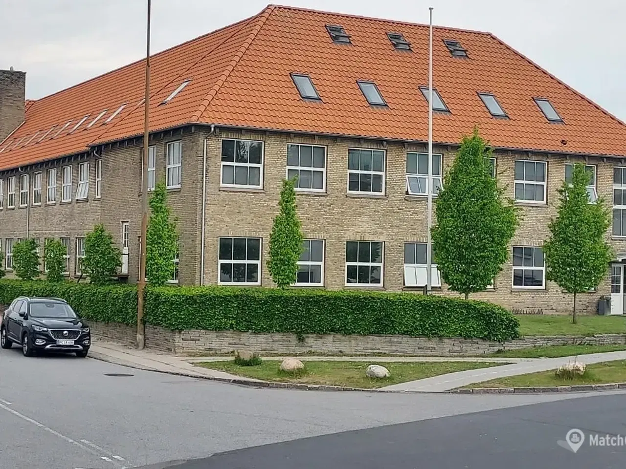 Billede 7 - Kontor i gammel fabrik – 201 kvm - Parkeringsplads lige bag ejendommen.