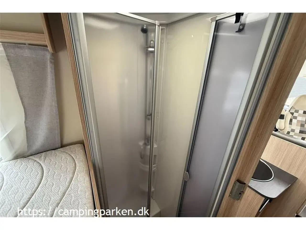 Billede 13 - 2018 - SunLight I 68   Populær størrelse med 4 gode sovepladser, enkeltsenge i bag og sænkeseng i førerhus