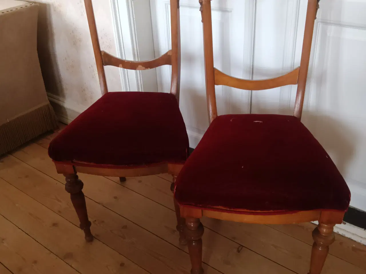 Billede 1 - 2 gamle stole med plys