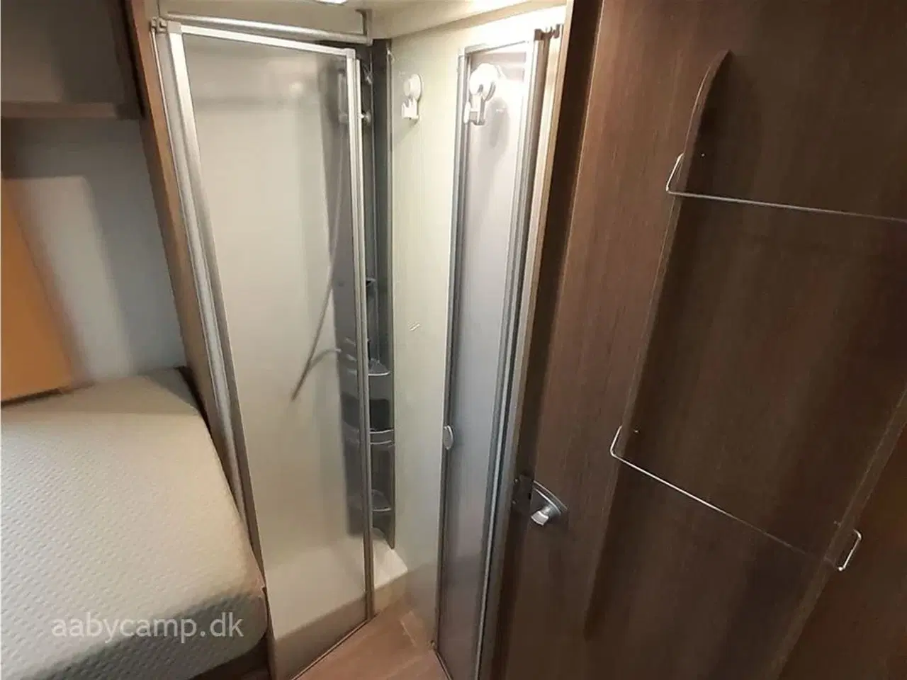 Billede 16 - 2016 - Dethleffs Trend T 7057 EB   Autocamper med anhængertræk. batteri. markise. clesana toilet. thetford ovn.cykelstativ.