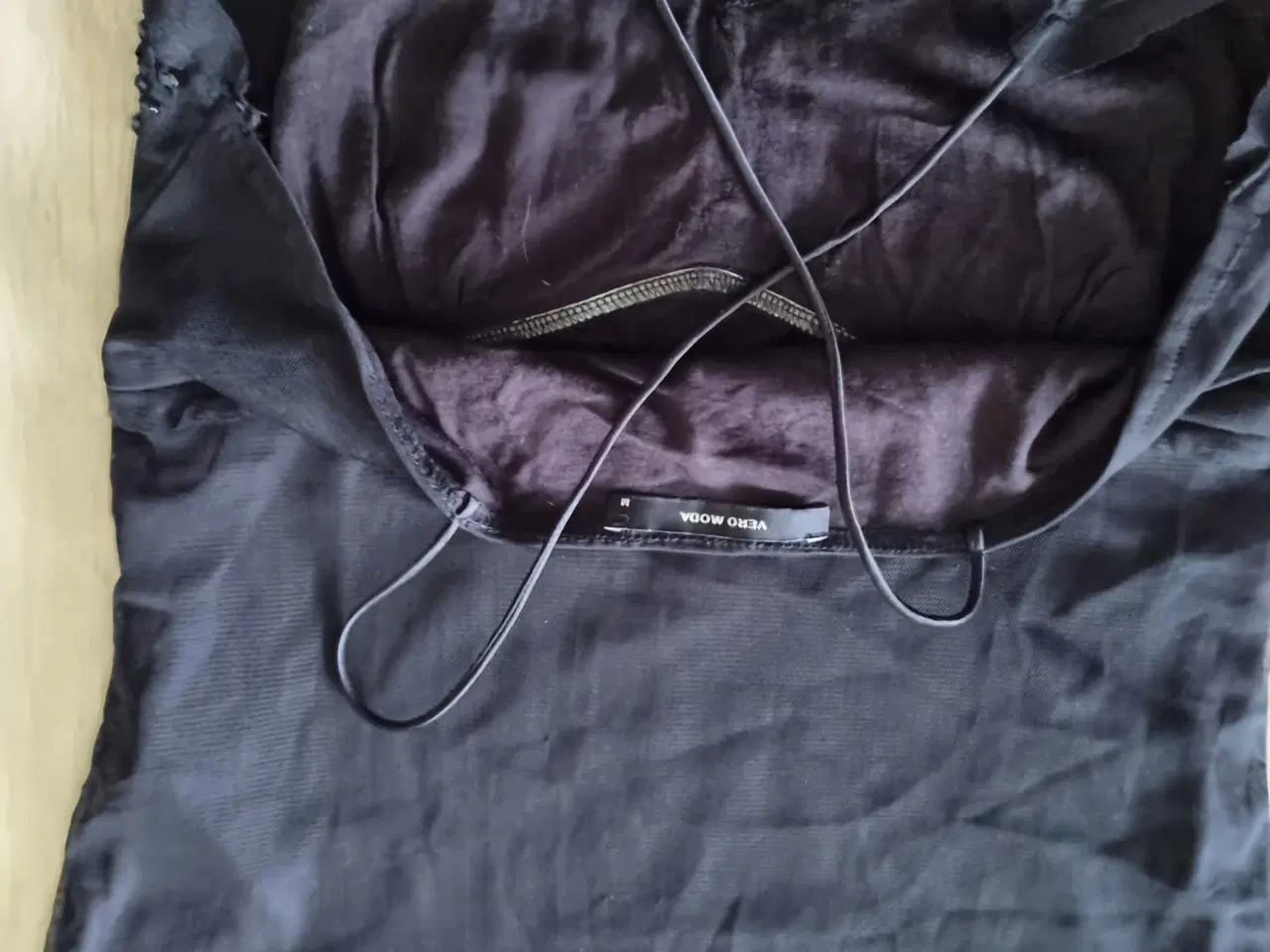 Billede 3 - Flot perlebesat, sort  tanktop fra Vero Moda 