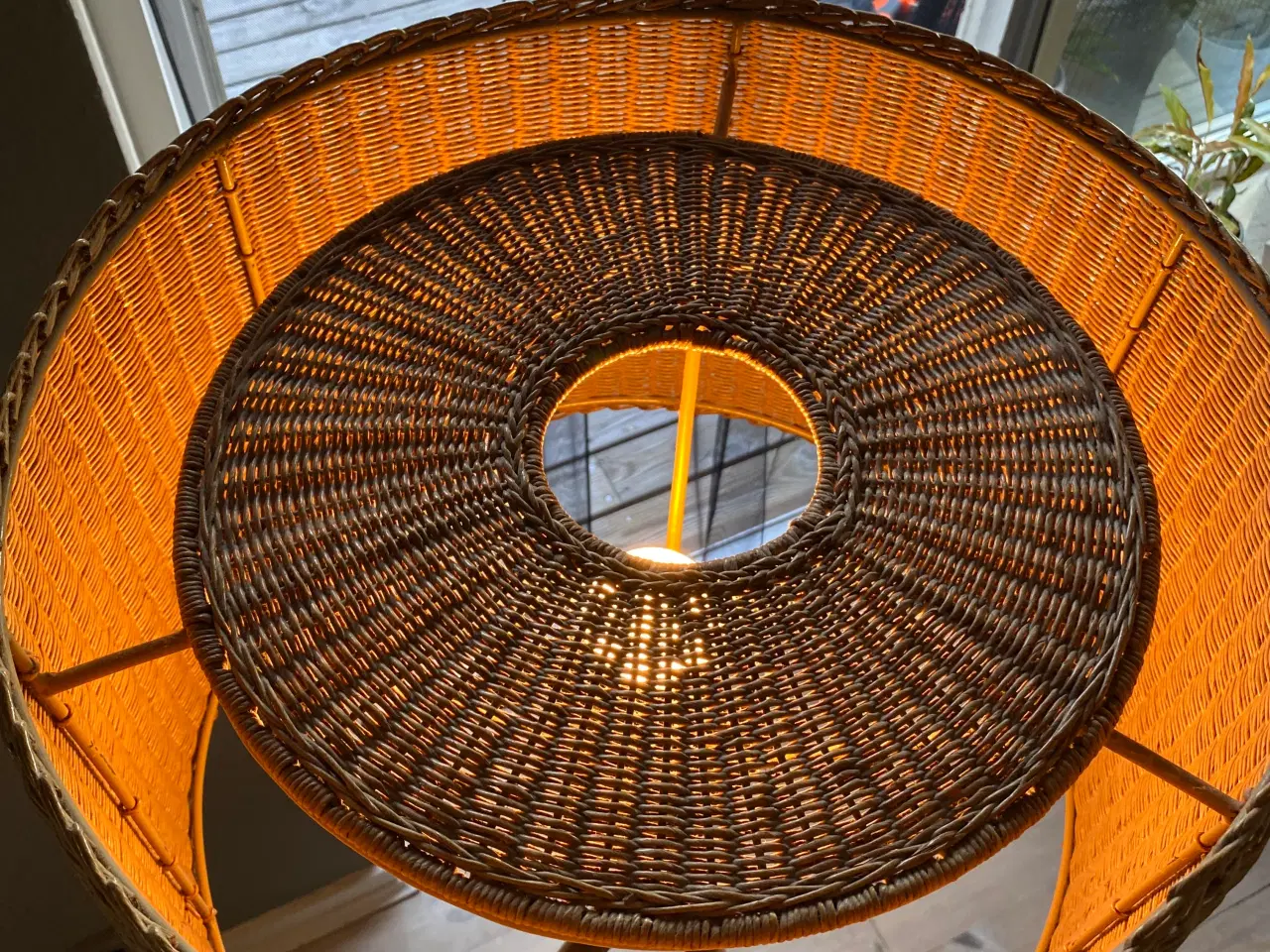 Billede 3 - Lampe i teak og flet 