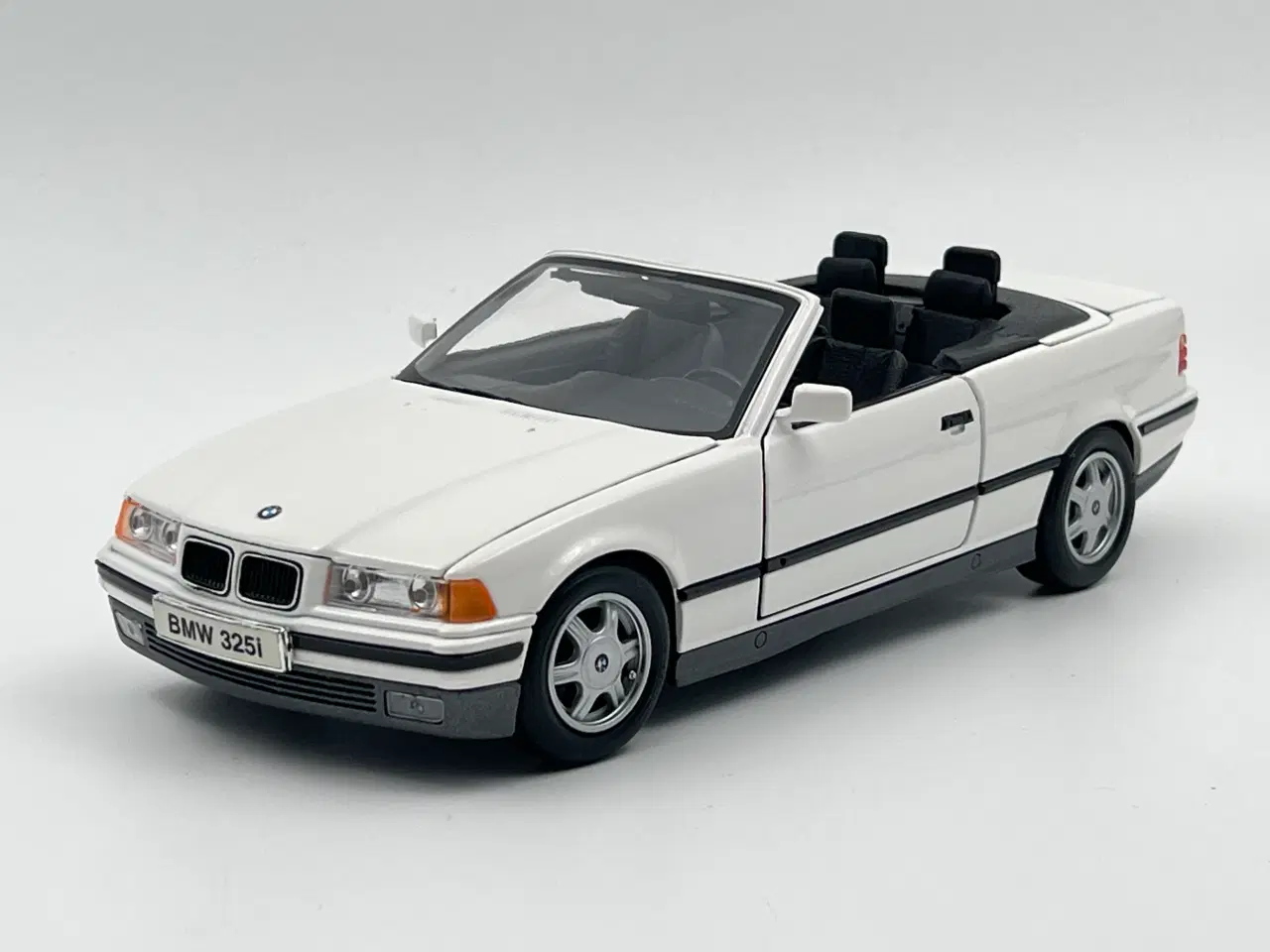 Billede 2 - 1993 BMW 325i Cabriolet E36 - 1:18