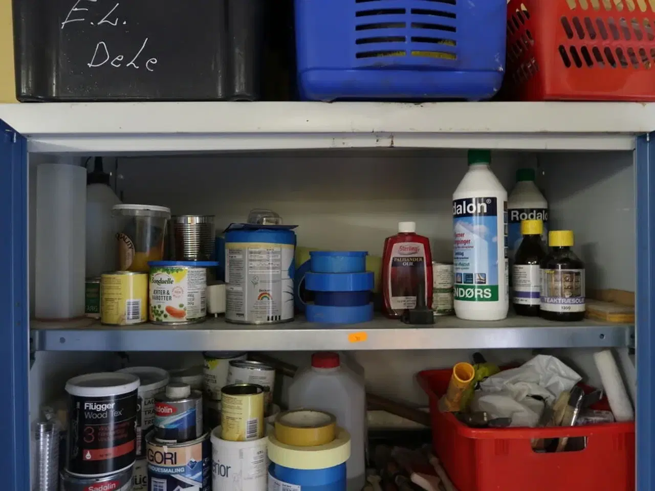 Billede 4 - Stålskab med div. Plejemidler, maling m.m.