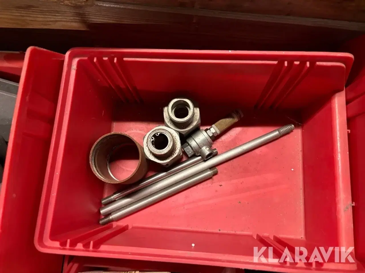 Billede 10 - Samlet lot - Rotan pumper, reol og afdækning