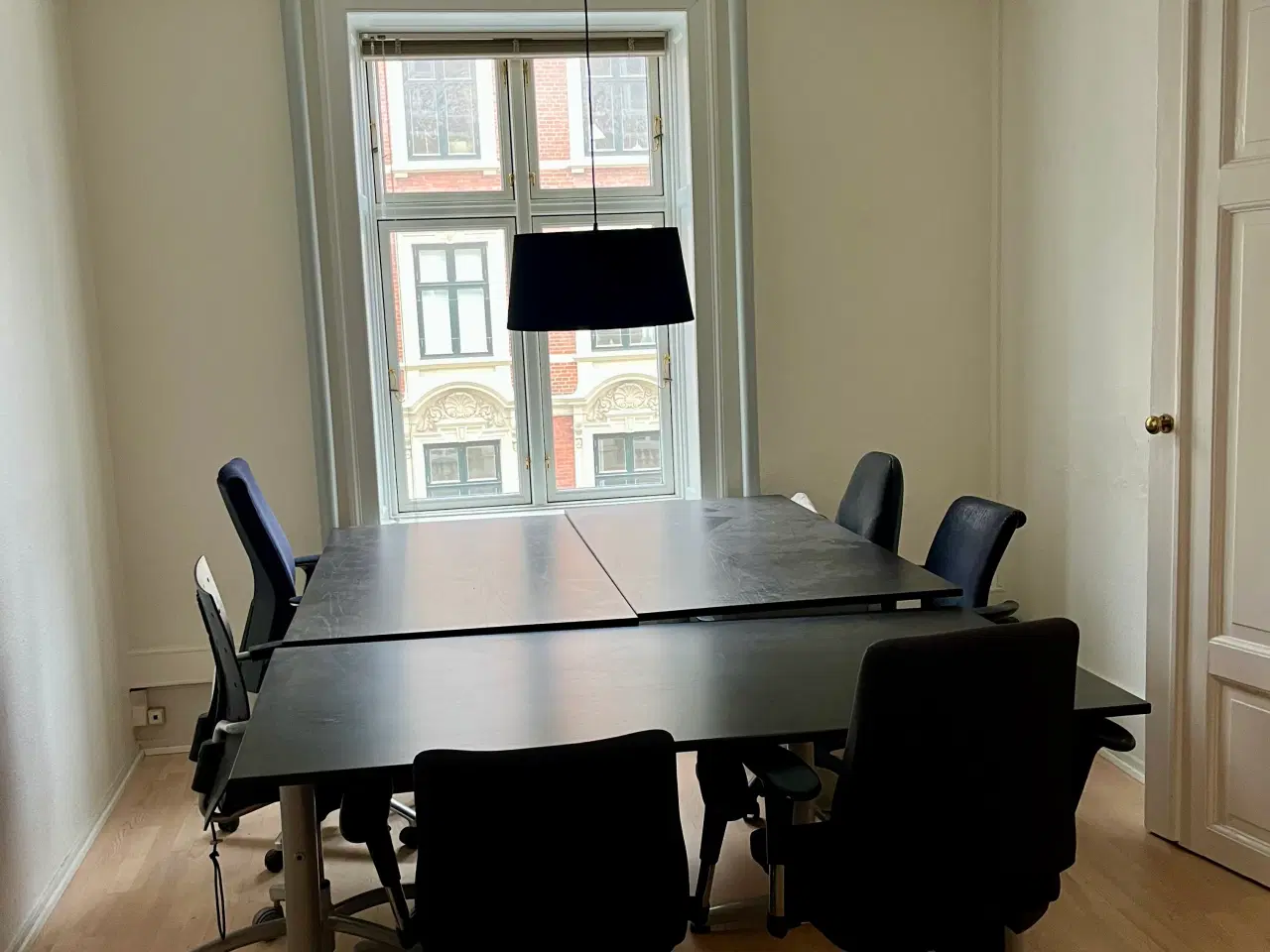 Billede 2 - Komplet kontorstation med 3 borde og stole