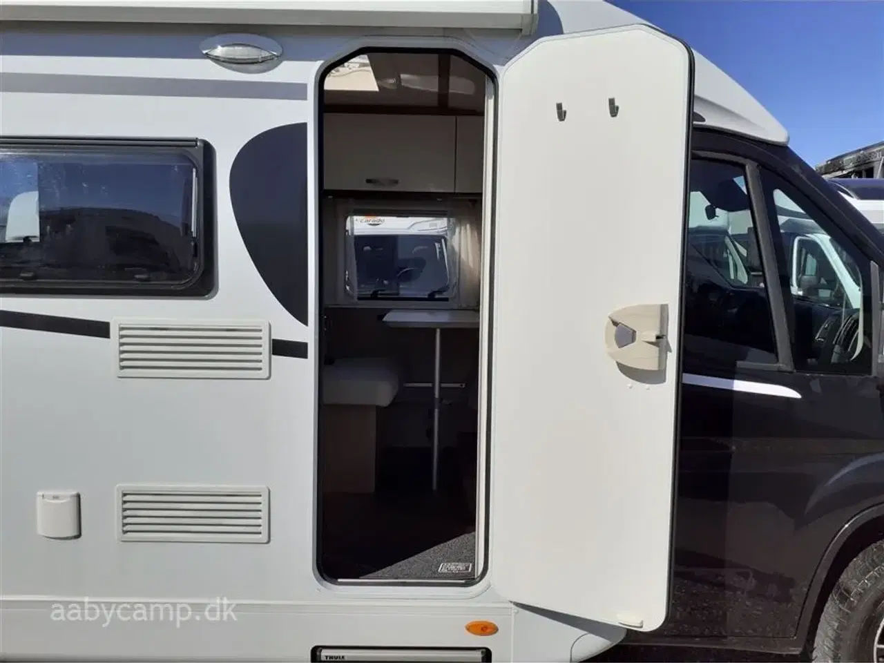 Billede 5 - 2020 - Carado V339 Europa Edition   Markise. batteri.elektrisk indgangstrin.cykelstativ.helårsdæk.Queensbed.Fyldegas tank.