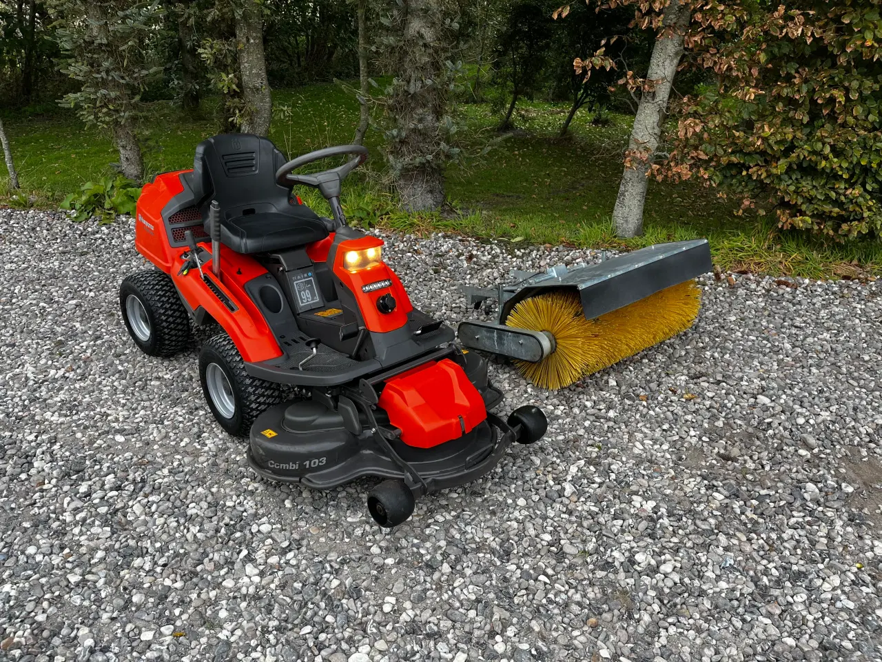 Billede 1 - Husqvarna R216t AWD + kost