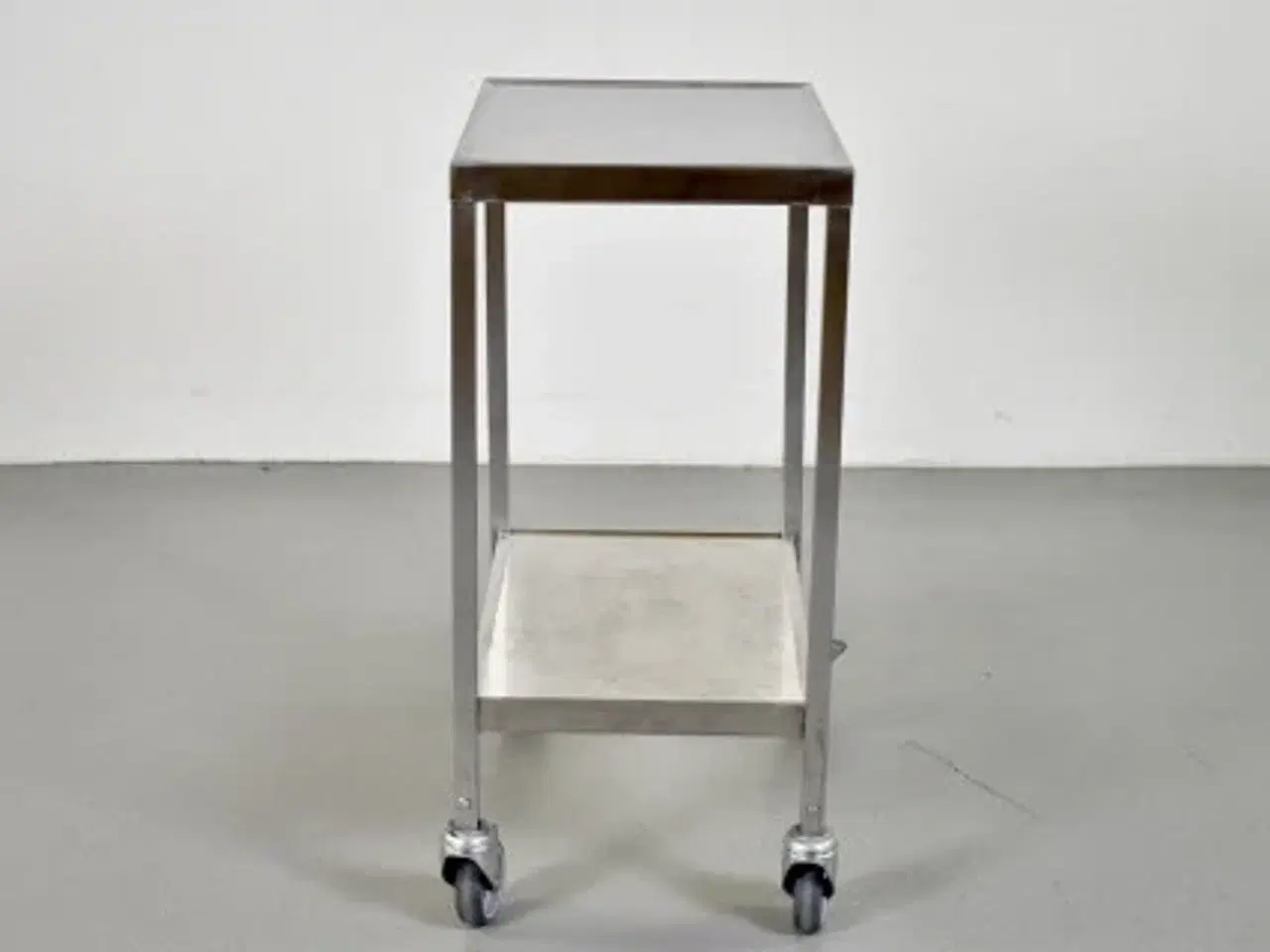 Billede 2 - Rullebord i stål med to hylder - 60,5 cm.