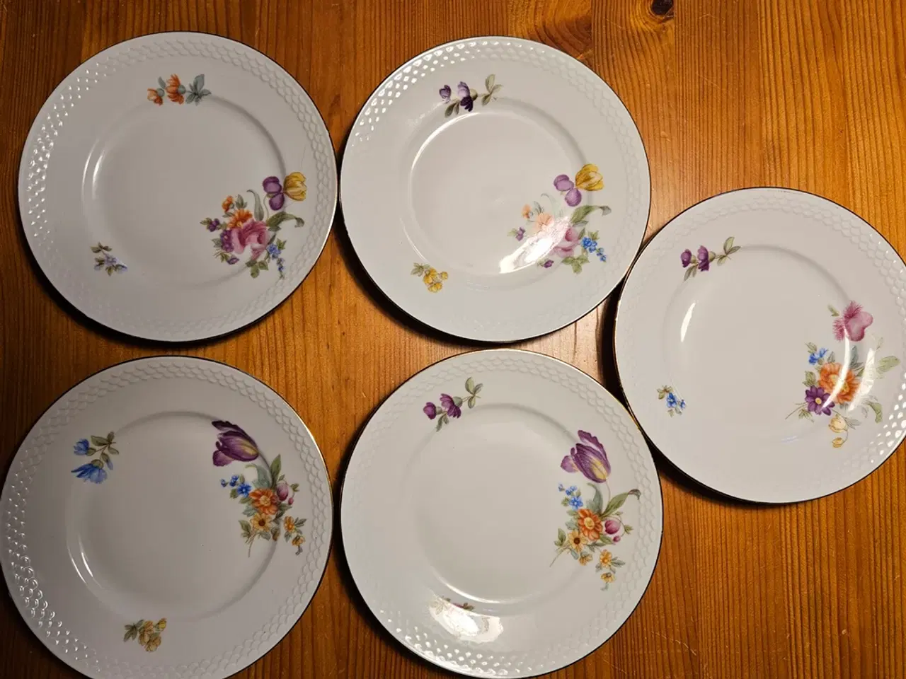 Billede 4 - 5 fine kagetallerkener med guldkant