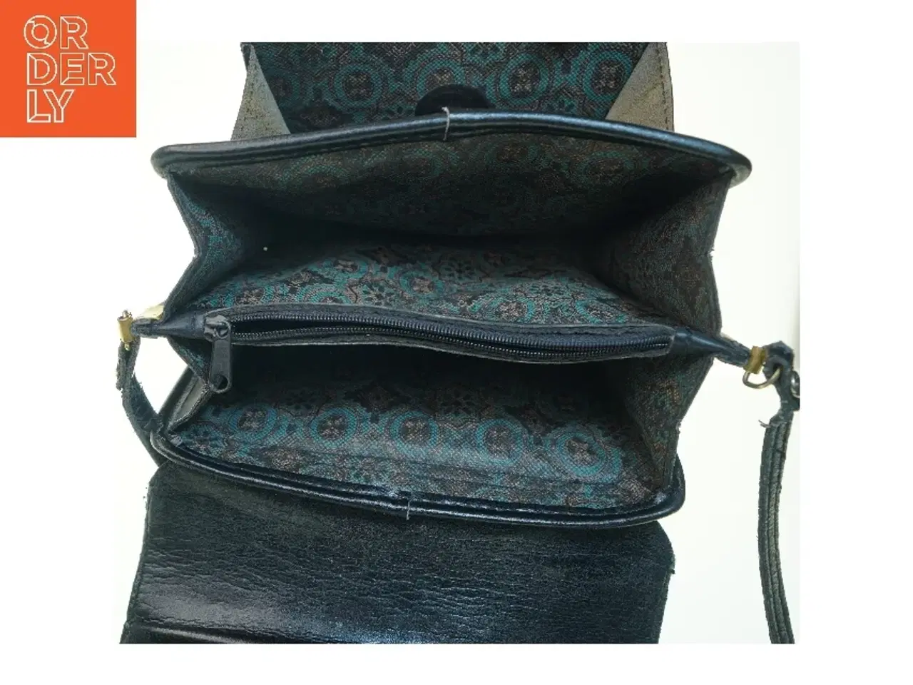 Billede 3 - Brugt sort lædertaske fra Okay Soo (str. 20 x 17 cm)