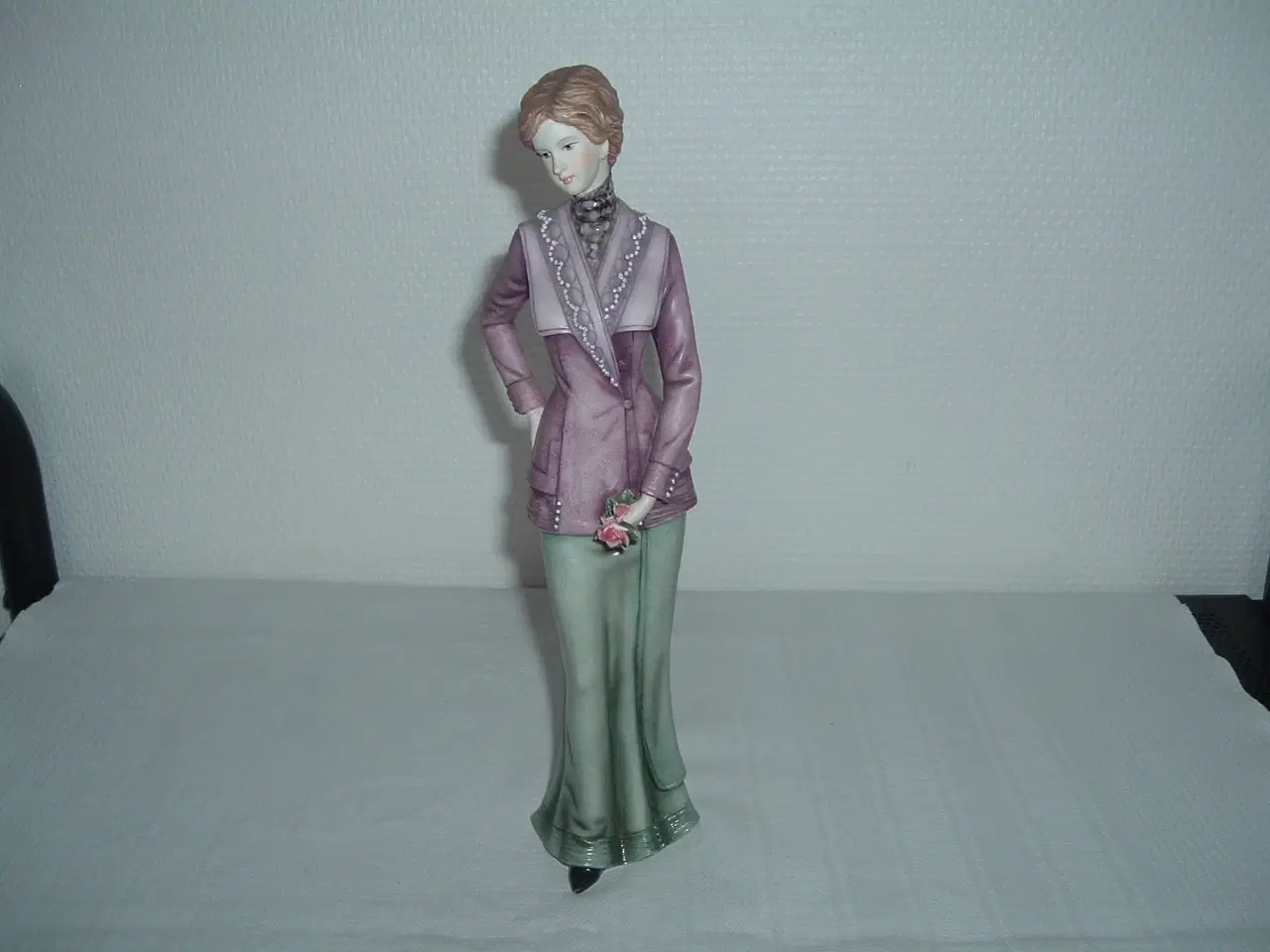 Billede 1 - Figur. Dame med blomsterbuket. Porcelænsfigur