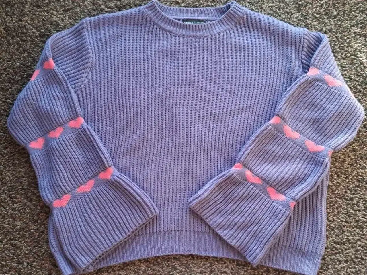 Billede 2 - Lilla sweater med lyserøde hjerter str.L