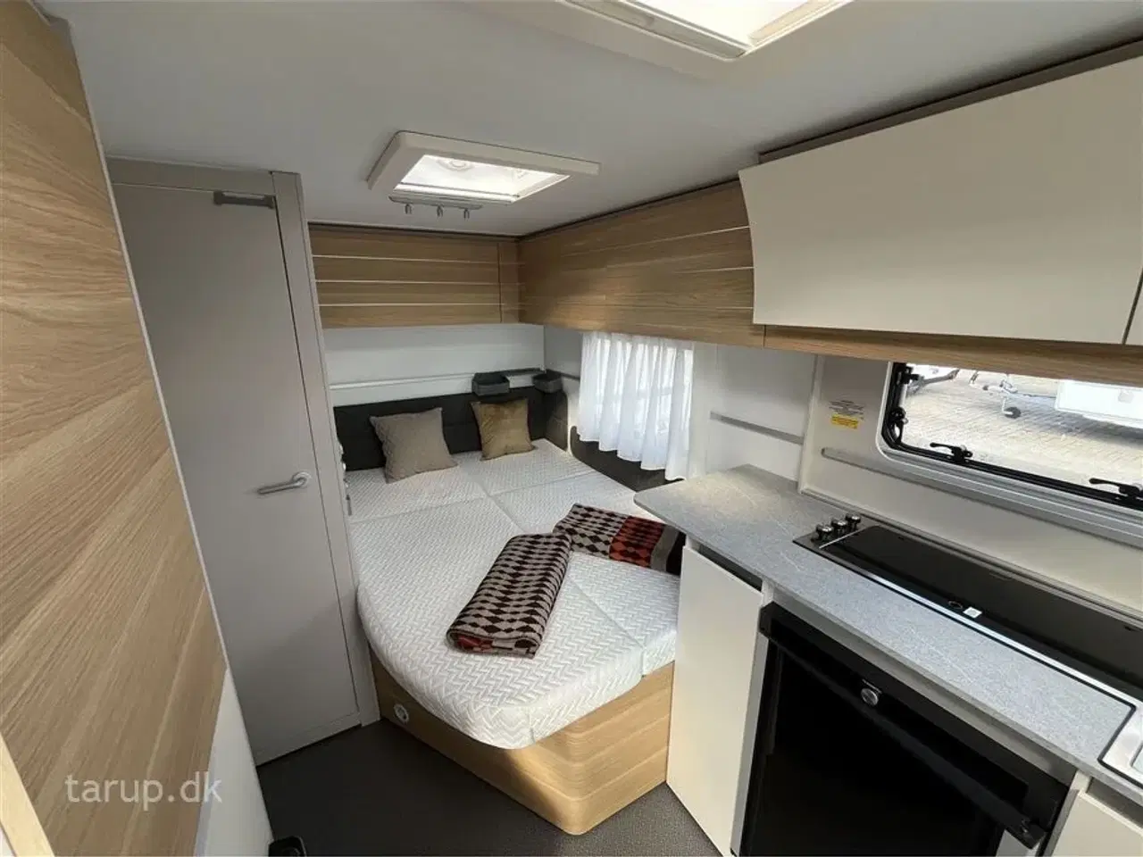 Billede 15 - 2023 - Adria Adora 472 UP   Fortelt: Isabella Commodore Coast, Enduro aut. mover m/ lithium batteri, rundsiddegruppe, køleskab, bruser, panoramavindue, fransk dobbeltseng
