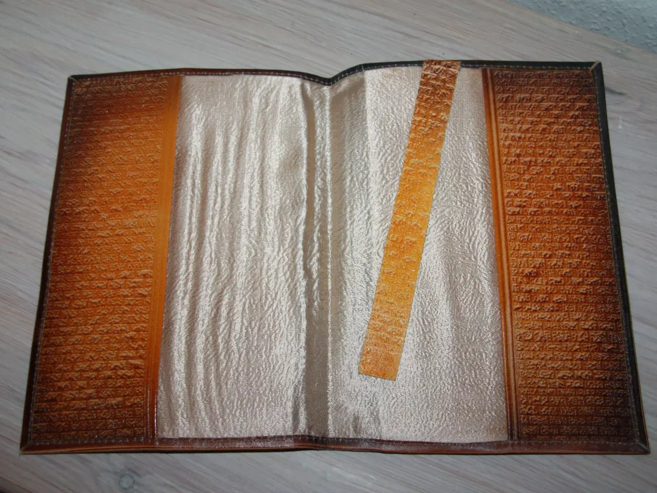 Billede 3 - Bog omslag i  læder fra Riga Vintage