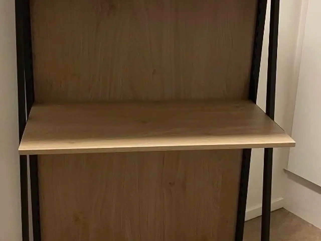 Billede 1 - Smuk, unik, robust reol