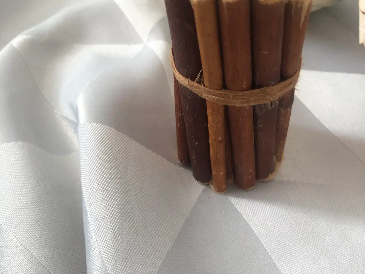 Billede 12 - 2 deco kugler med blade og et bundt med små pinde