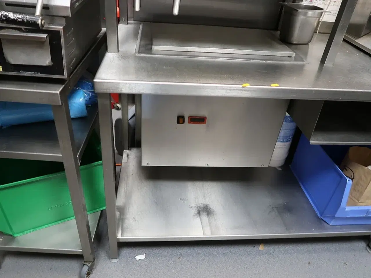 Billede 2 - Rustfri stålbord med indhold (brødrister og varmeskab medfølger ikke)