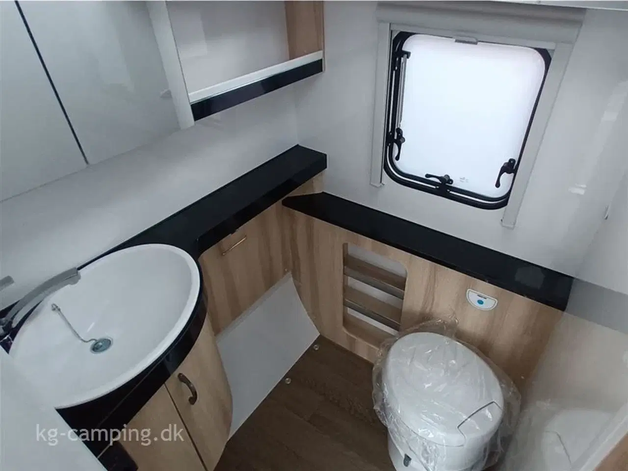 Billede 13 - 2025 - Hobby De Luxe 460 SFf   Populær rejsevogn med fritstående dobbeltseng. Kan opvejes til 1.500 KG.