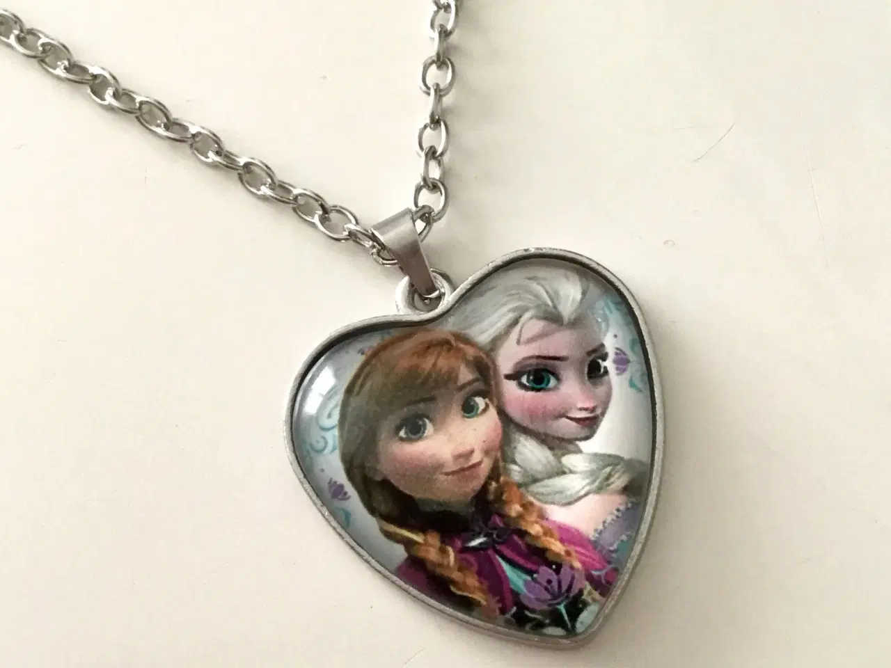 Billede 8 - Frost halskæde med Elsa og Anna hjertehalskæde 