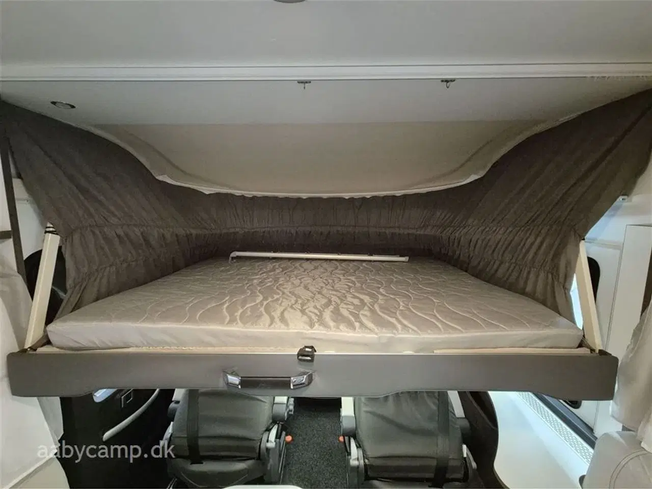 Billede 9 - 2023 - Benimar Amphitryon 983   Solceller. 2x Batterier. 2000w inverter. markise. A/C i bo-del. helårsdæk. undervognsbehandling. helårsdæk. Elektrisk indgangstrin. kun 16000 km!!!