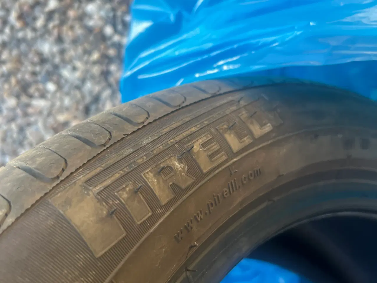 Billede 1 - Næsten nye sommerdæk fra Pirelli – kun kørt 12.000