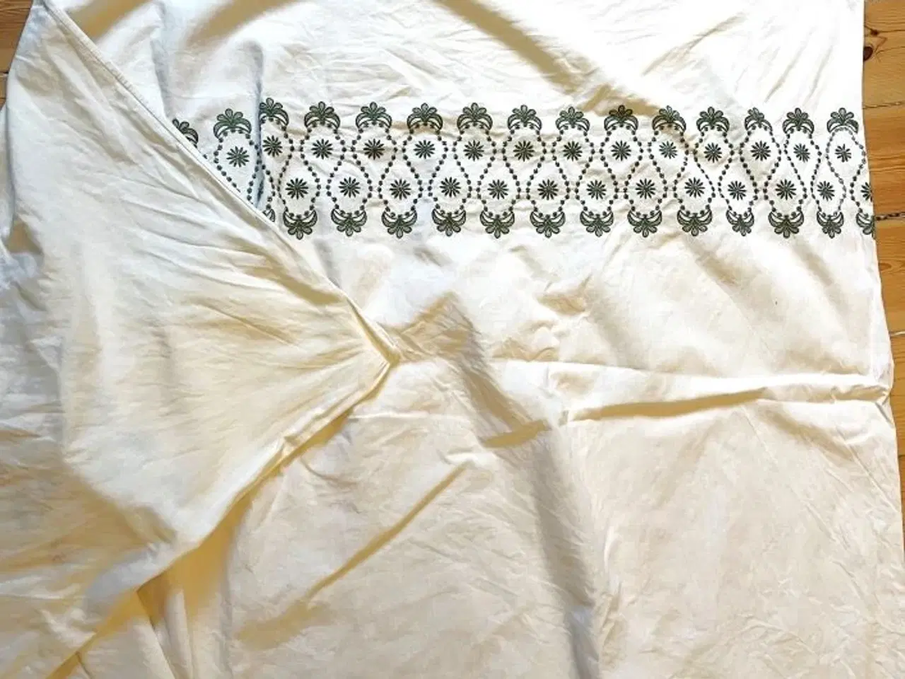 Billede 4 - Dynebetræk med fint broderi.