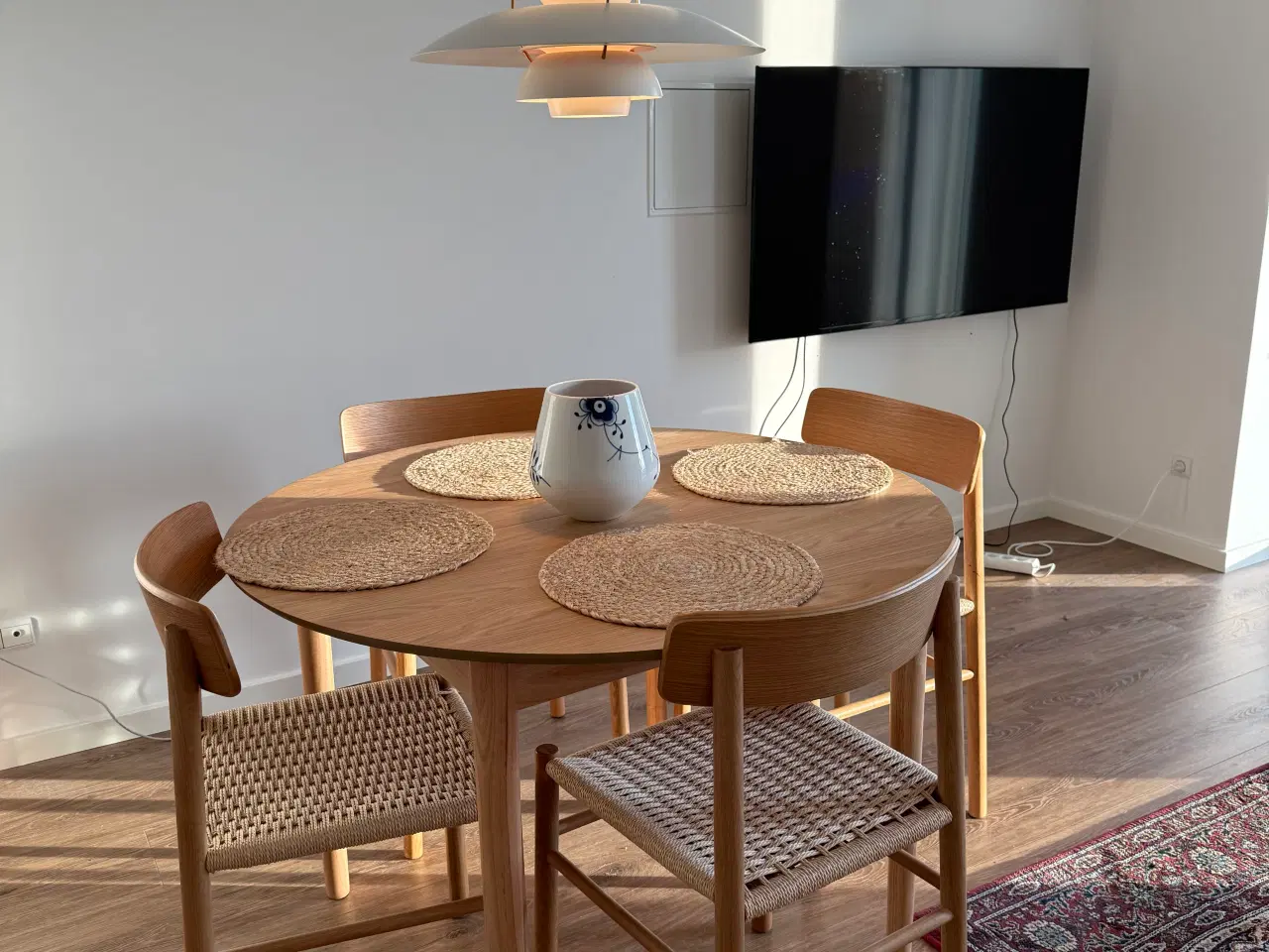 Billede 1 - Spisebord + stole