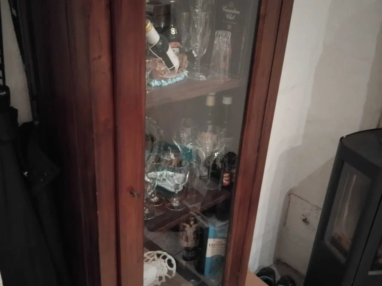 Billede 2 - Vitrineskab m glas i lågen, hylder og to skuffer