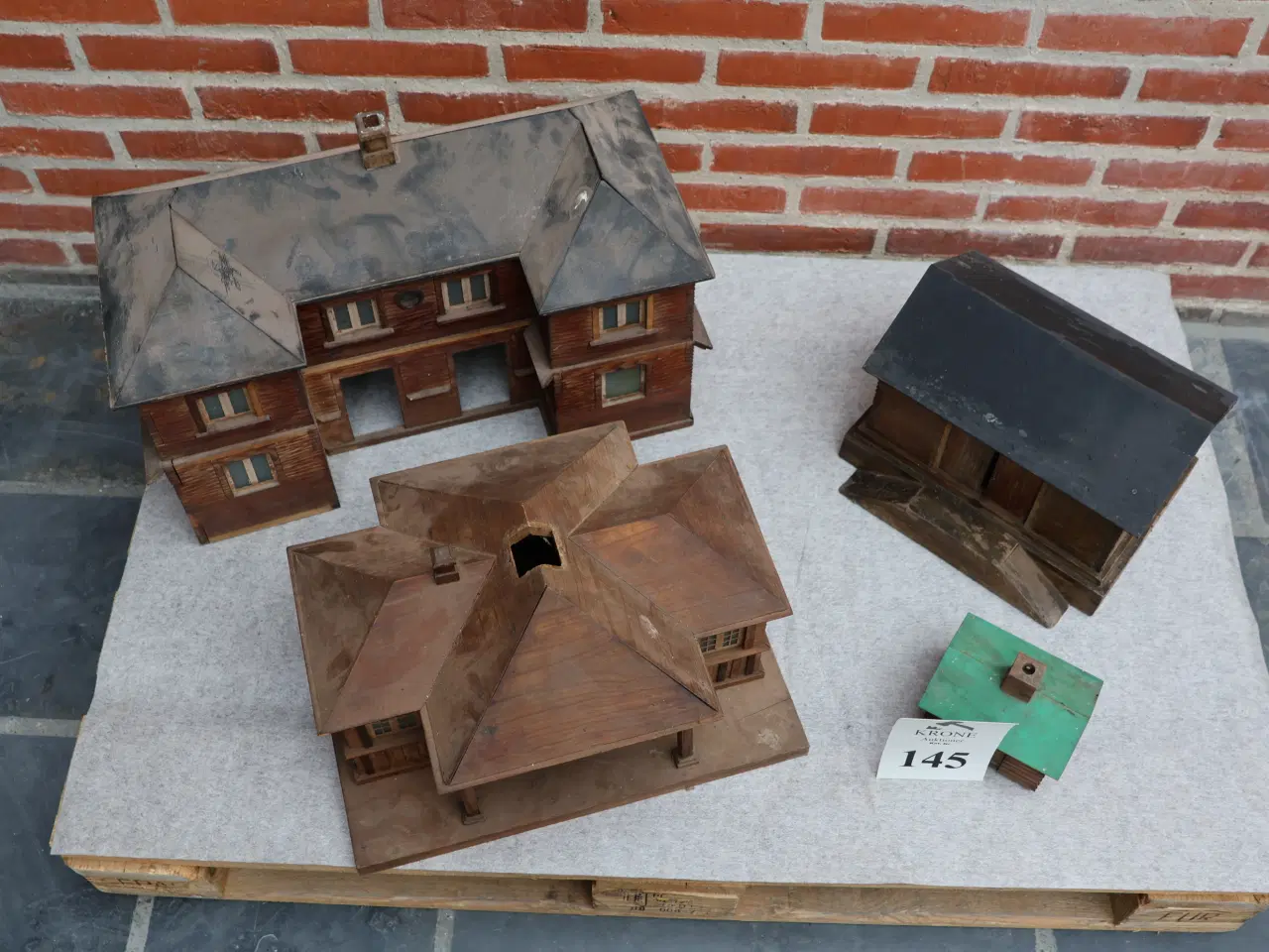 Billede 2 - 4 Stk Modelhuse i træ. 