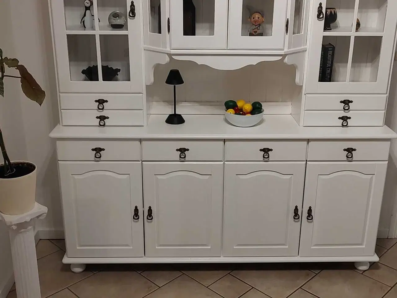 Billede 2 - Ny malet vitrineskab 