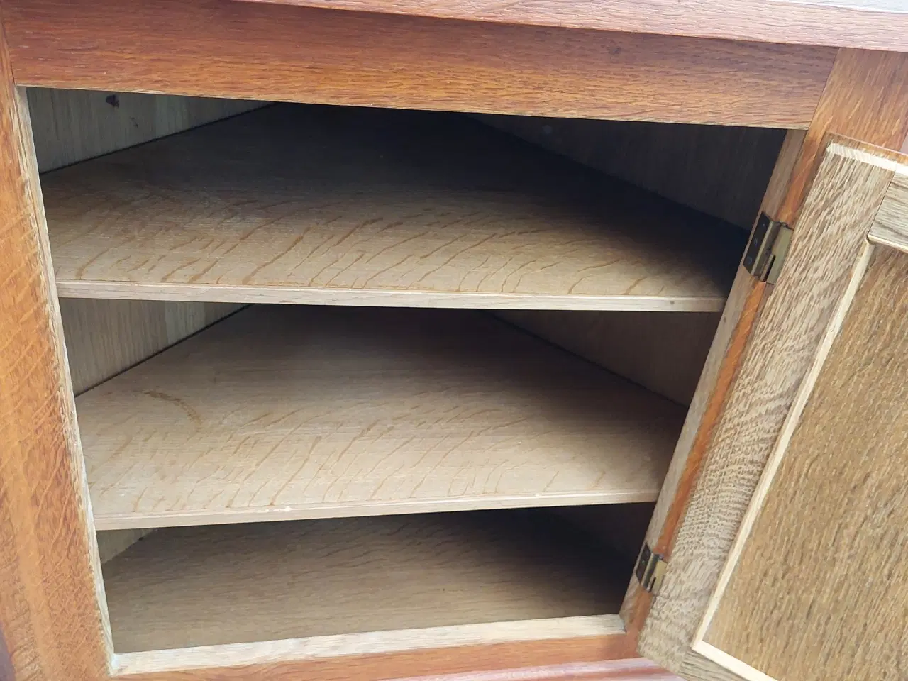 Billede 4 - hjørne/bar/vitrine skabet med dør