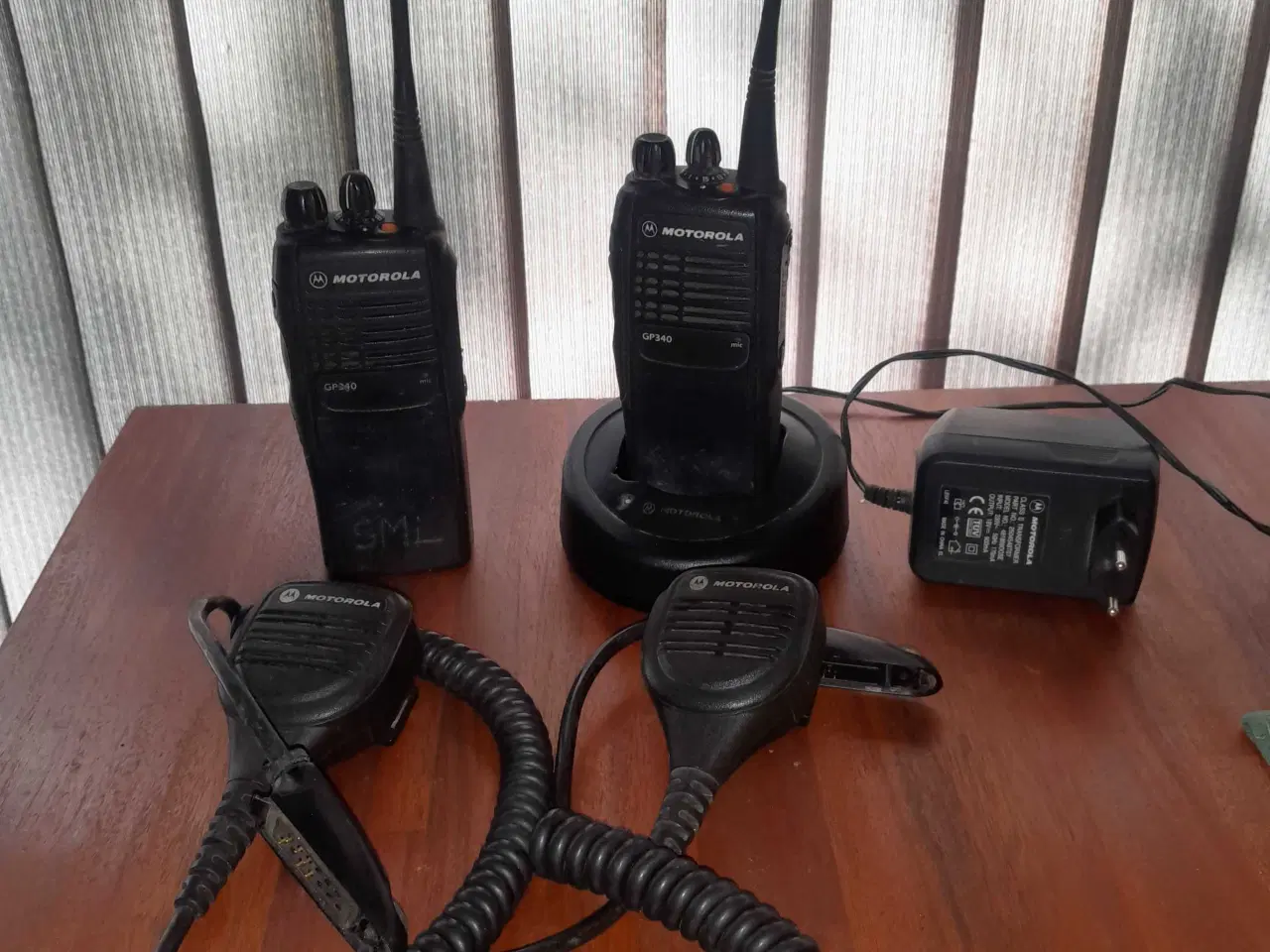 Billede 2 - Motorola GP340 radioer med monofoner og lader.