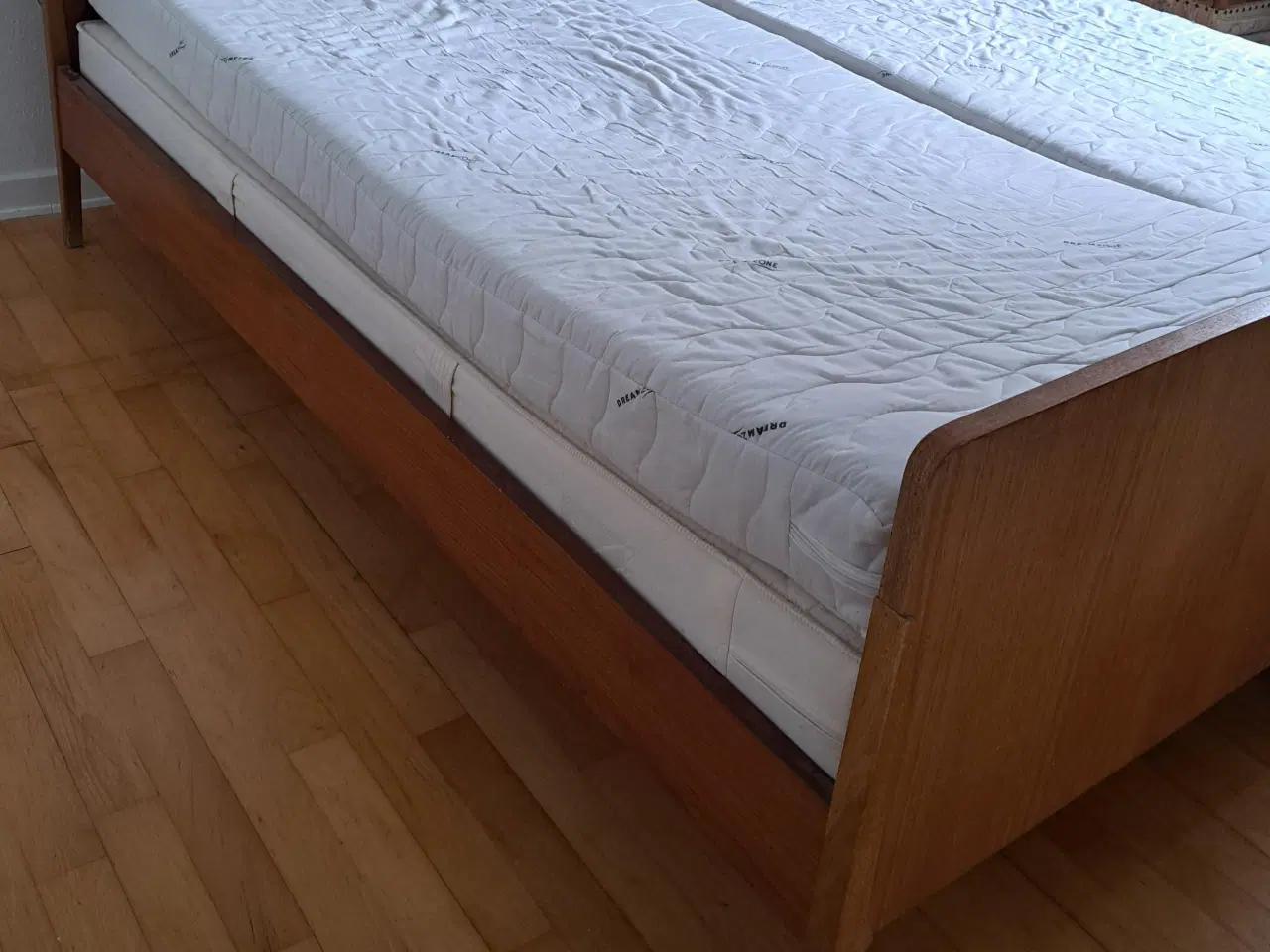 Billede 1 - BUD TAK, 2 TEAK-senge , rigtig pæne box madraser