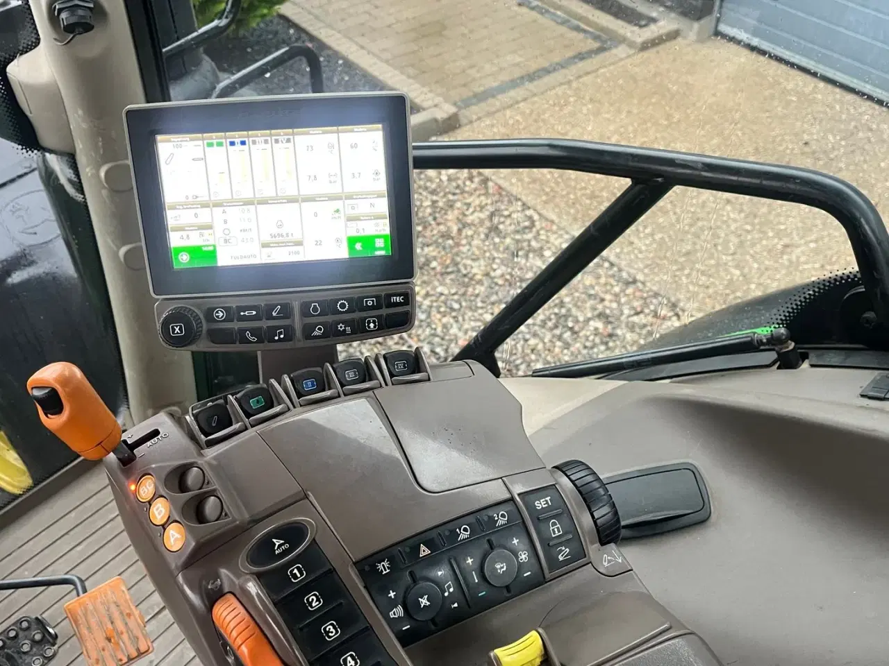 Billede 8 - John Deere 6215R Med frontlift 50KMT