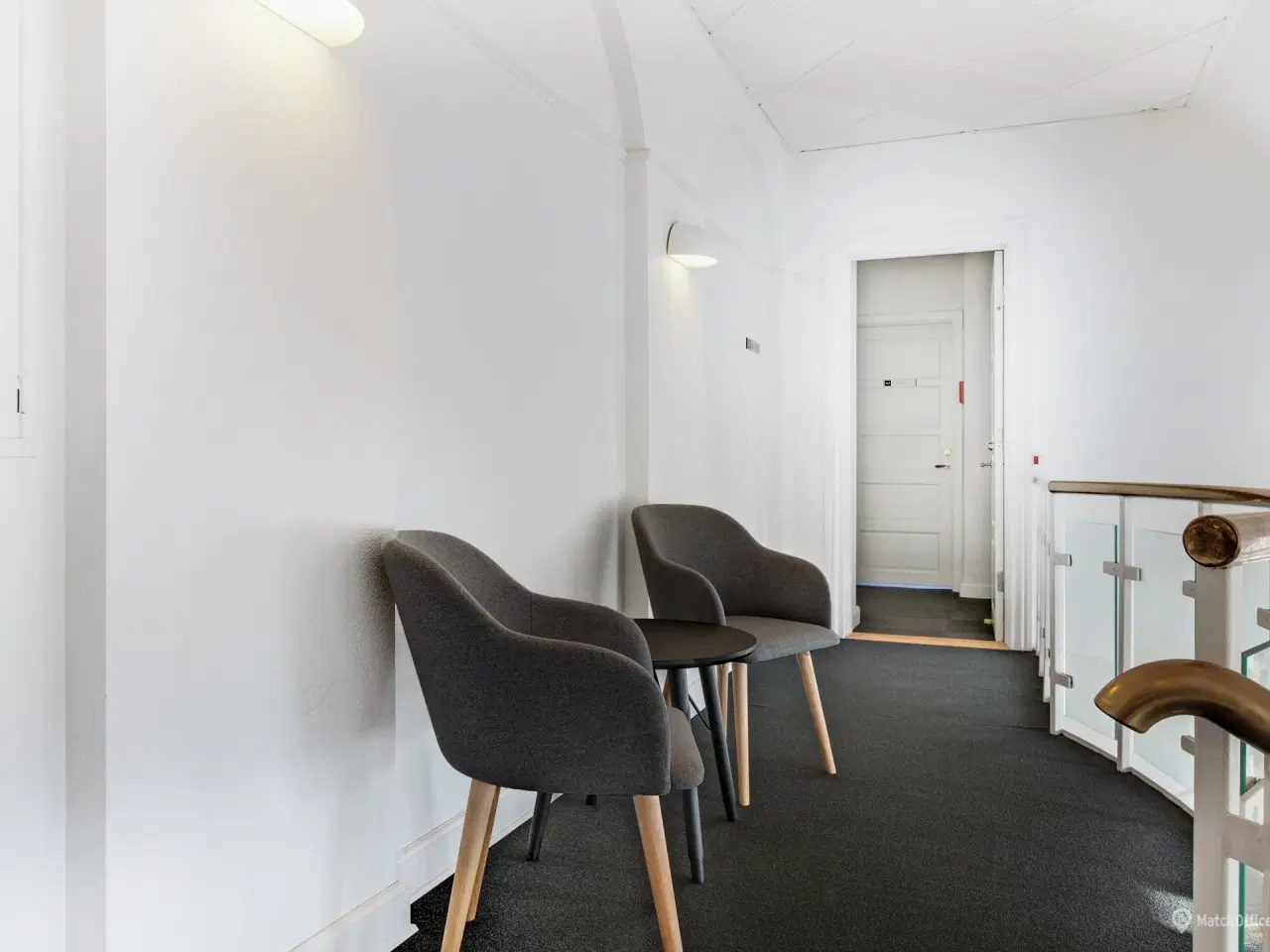 Billede 6 - Klinik- eller kontorlokale perfekt beliggenhed mod ejendommens gård. der sikrer et roligt og behageligt arbejdsmiljø.