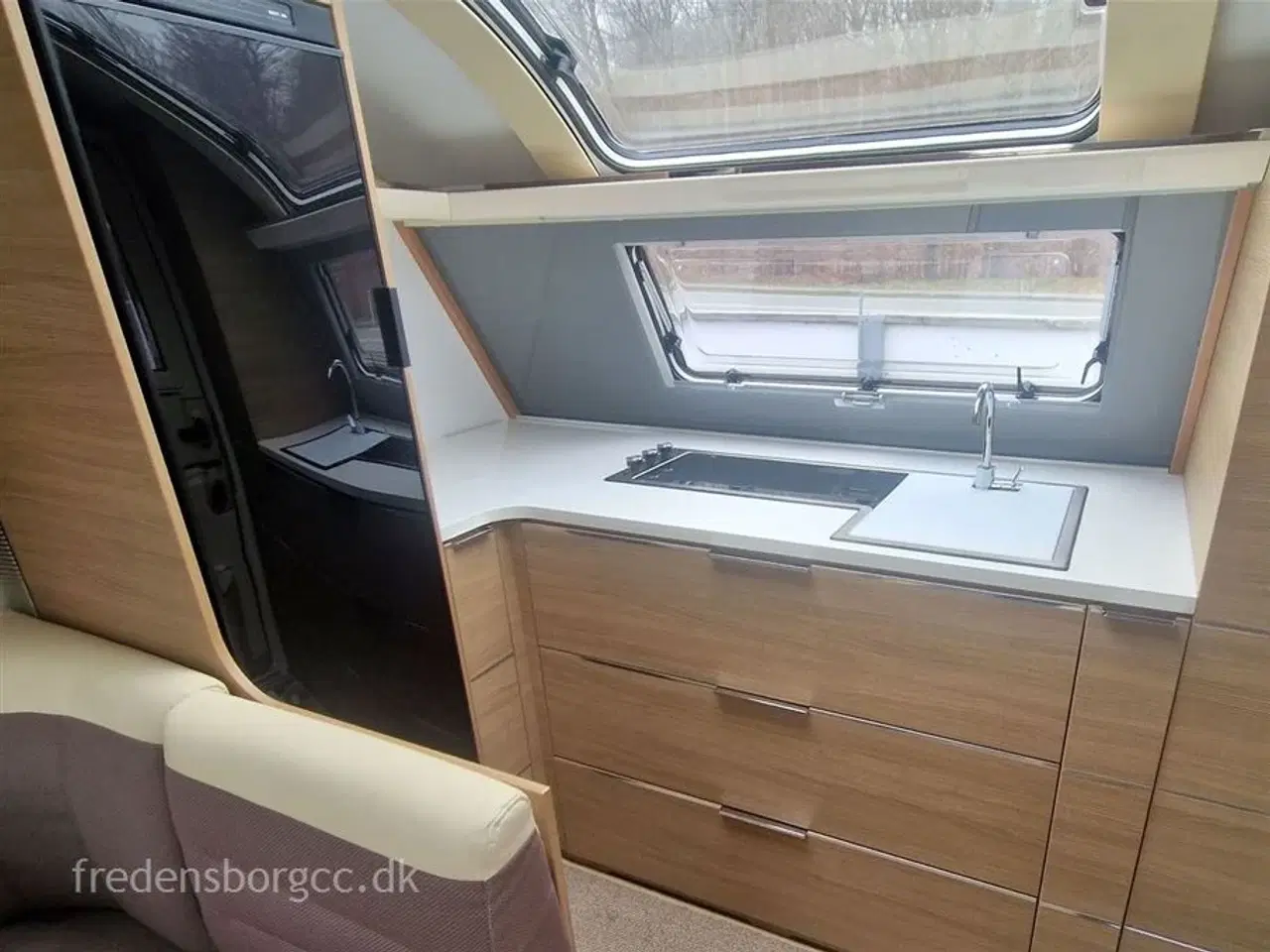 Billede 5 - 0 - Adria Adora 613 HT   Enduro EM313 Mover og 12 V. 100 Ah. Agm Batteri og 13 Amp. Vitron Lader fra juli 2025