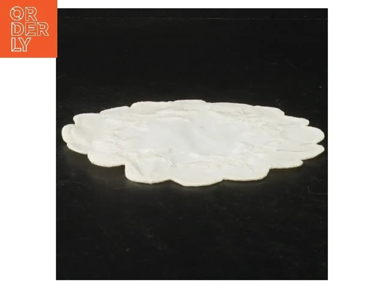 Billede 4 - Broderet dug (str. Ø. 16 cm)