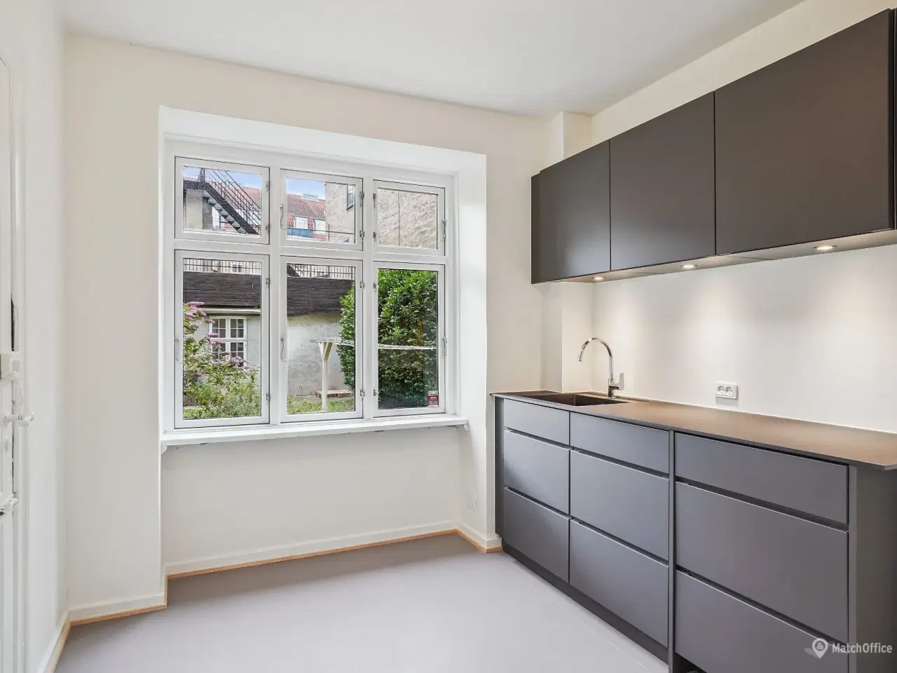 Billede 9 - Flot butik/klinik/Coffee shop med store facadevinduer –